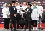Calon presiden dan calon wakil presiden nomor urut 1, Anies Baswedan (kiri) dan Muhaimin Iskandar (kanan) memberikan keterangan pers usai debat calon wakil presiden Pemilu 2024 di JCC, Jakarta